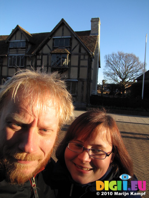 SX12342 Marijn and Jenni at Shakespear's birthplace